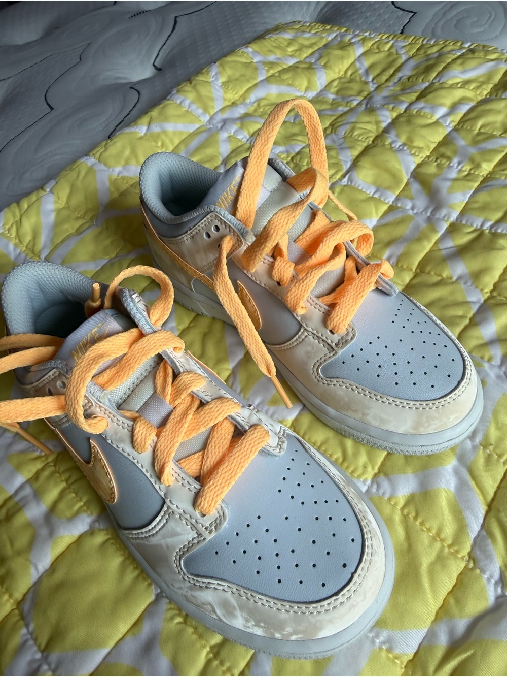 Nike Kids Low-Top Sneakers in Pearl white and Peach